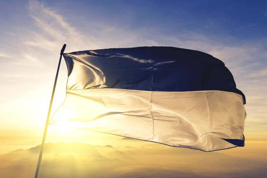 Drapeau du canton de Fribourg flottant au vent.