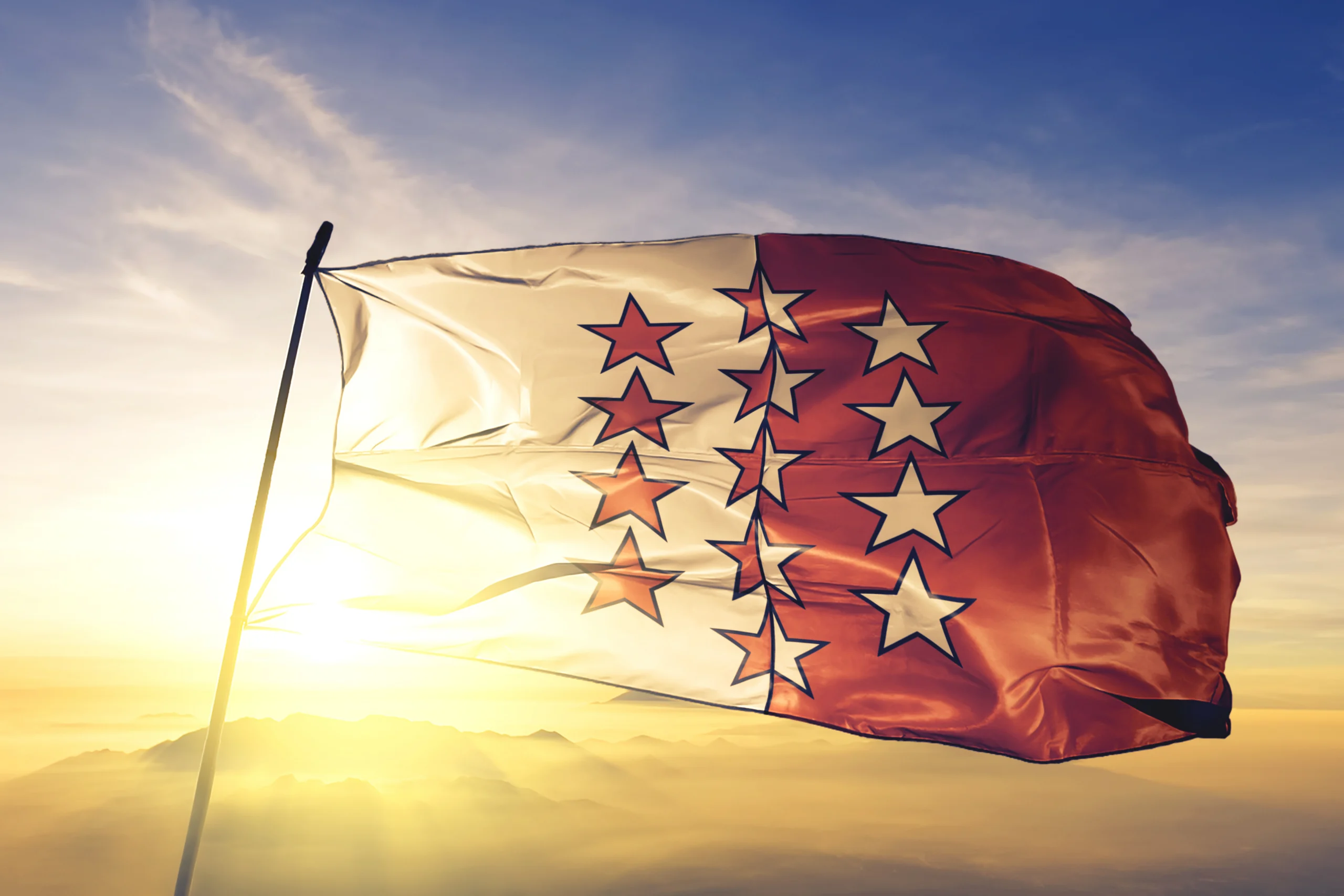 Flagge des Kantons Wallis im Wind.