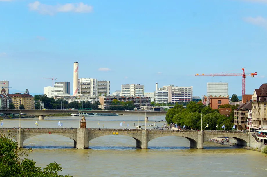 Eine Rheinbrücke in Basel, tägliche Grenze für Tausende deutsche und französische Grenzgänger.