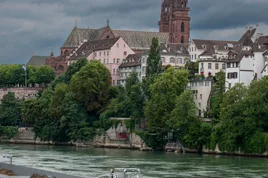 La cathédrale de Bâle au bord du Rhin.
