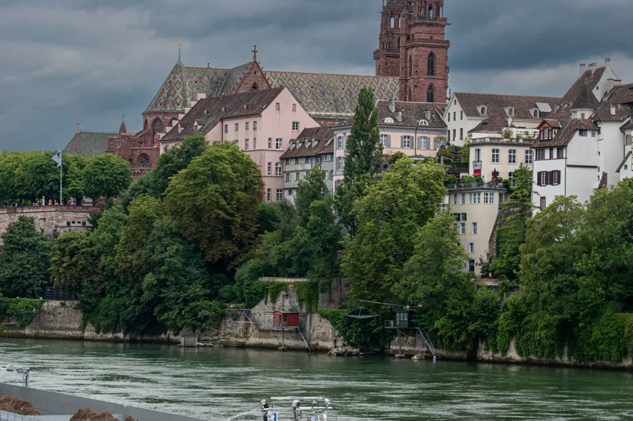 La cathédrale de Bâle au bord du Rhin.