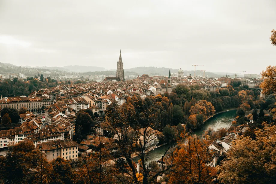 Die Berner Altstadt und die Aare von oben.