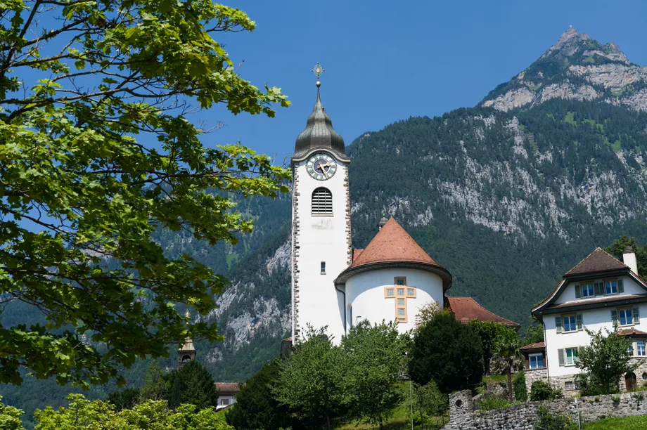 Die Kirche von Glarus und die Glarner Alpen.