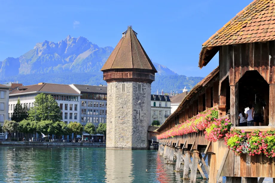 Le pont de la Chapelle et la tour d’eau à Lucerne.