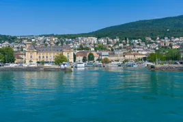 Le port de Neuchâtel et la vieille ville au bord du lac.