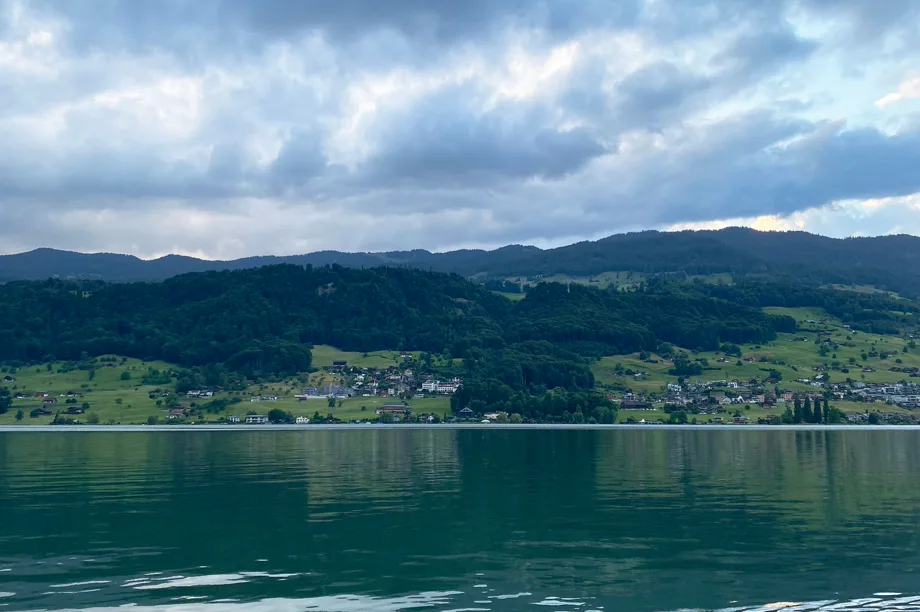Le lac de Sarnen et ses montagnes, au cœur d’Obwald.