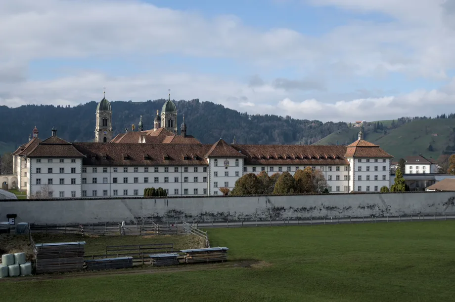 Das Kloster Einsiedeln in den Schwyzer Hügeln.