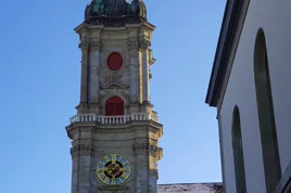 La tour de l’abbaye de Saint-Gall sous un ciel bleu.