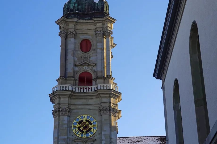 La tour de l’abbaye de Saint-Gall sous un ciel bleu.
