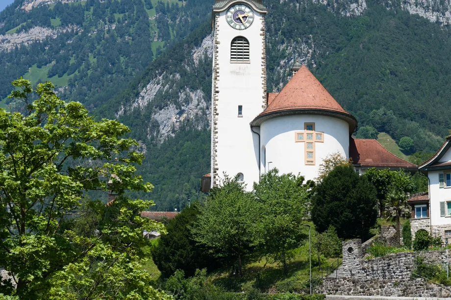 Le clocher d’Altdorf devant les Alpes uranaises.