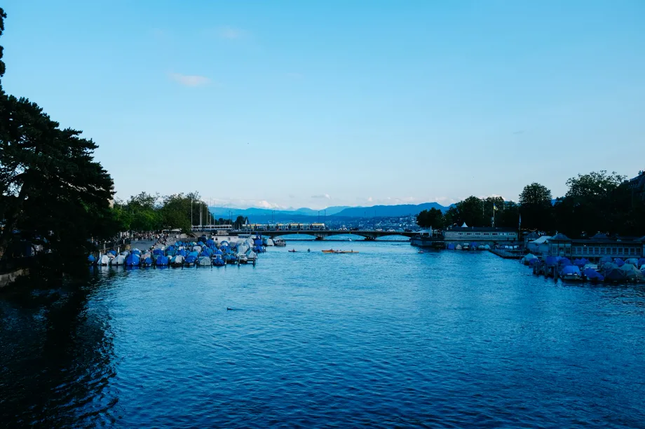 La Limmat et le centre de Zurich par temps clair.